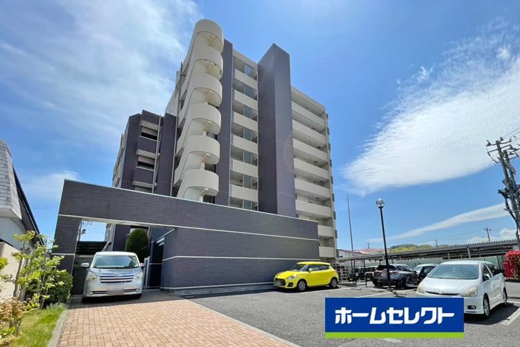 Renovated 3LDK Corner Apartment with Private Garden in Chomeigaoka - Photo 1