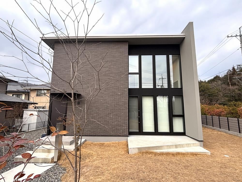 Spacious 3LDK House with High Ceilings in Higashi-Hiroshima - Photo 1