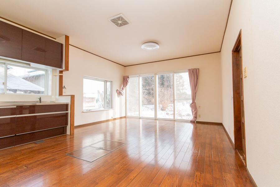 Spacious 8LDK Home Ideal for Multi-Generational Living - Photo 1