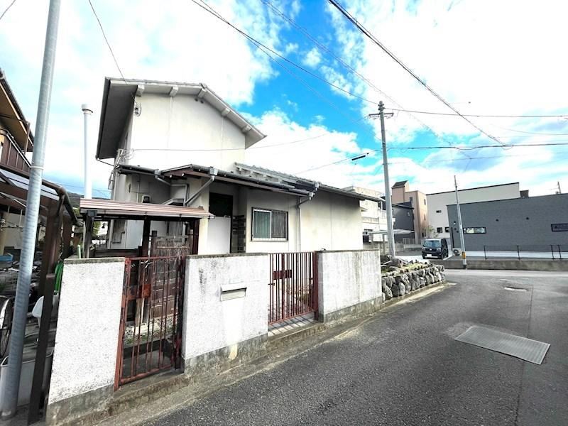Convenient 4DK House Near Public Transport in Hatedera, Matsuyama - Photo 1