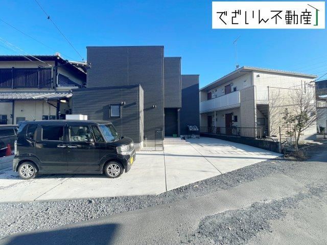 Luxurious 3LDK+S House with Solar Power - Photo 1