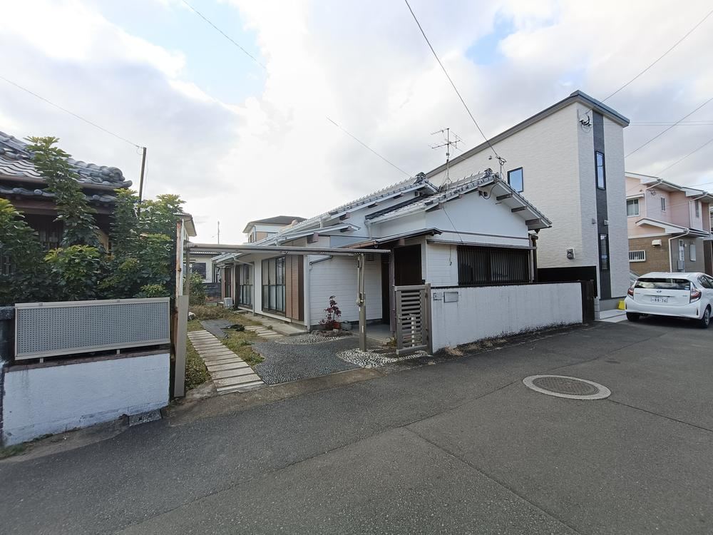 4DK House in Shiohama Town with Renovation Potential - Photo 1
