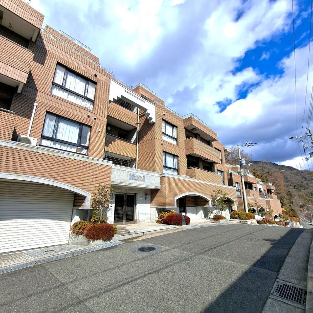 3LDK apartment in Nada Ward, Kobe, Hyogo - Photo 1