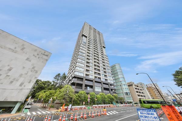 2LDK apartment in Minato Ward, Tokyo - Photo 1
