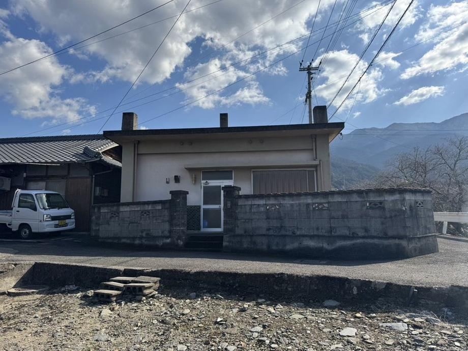 3LDK House Near Iyo-Sambawa Station - Photo 1