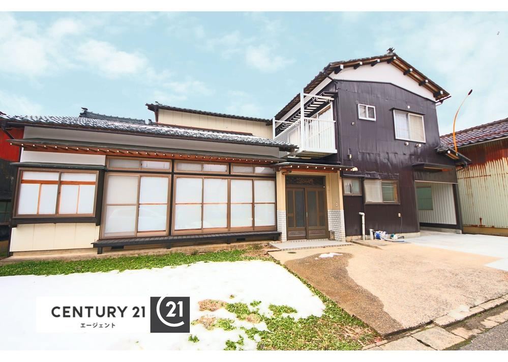 Spacious 7SLDK Home Near Elementary School - Photo 1