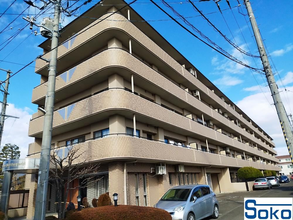 Stylish 3LDK Apartment with Wide Balcony - Photo 1