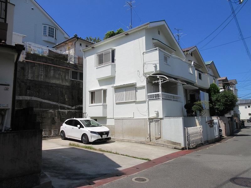 Spacious 4DK House with Parking for 5 Cars in Hirakata - Photo 1