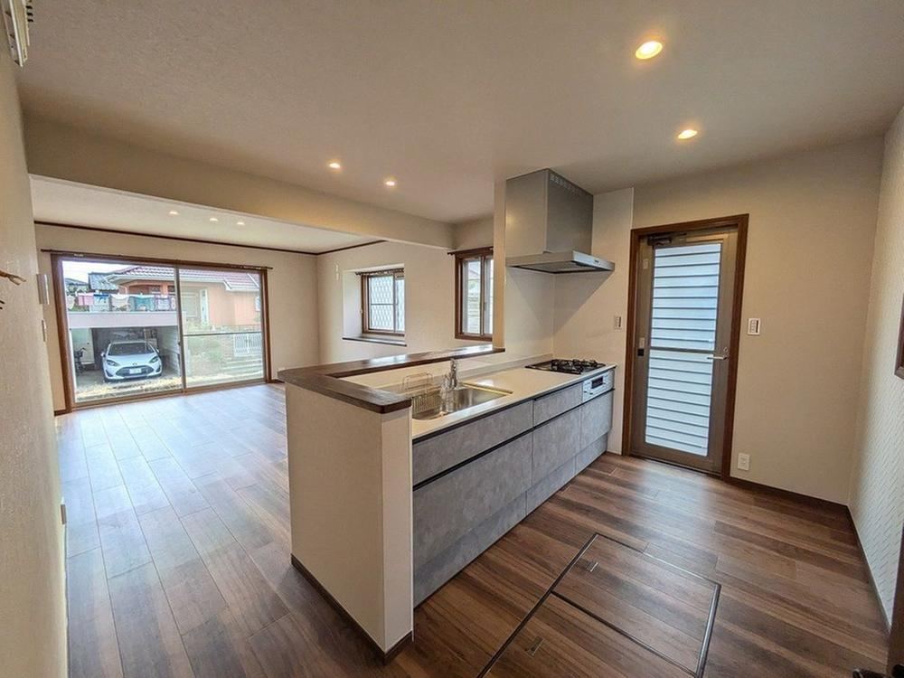 Renovated Western-Style House with Modern Amenities in Ogori - Photo 1