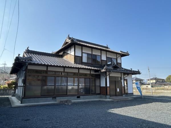 Renovated 5LDK Home with Modern Amenities - Photo 1