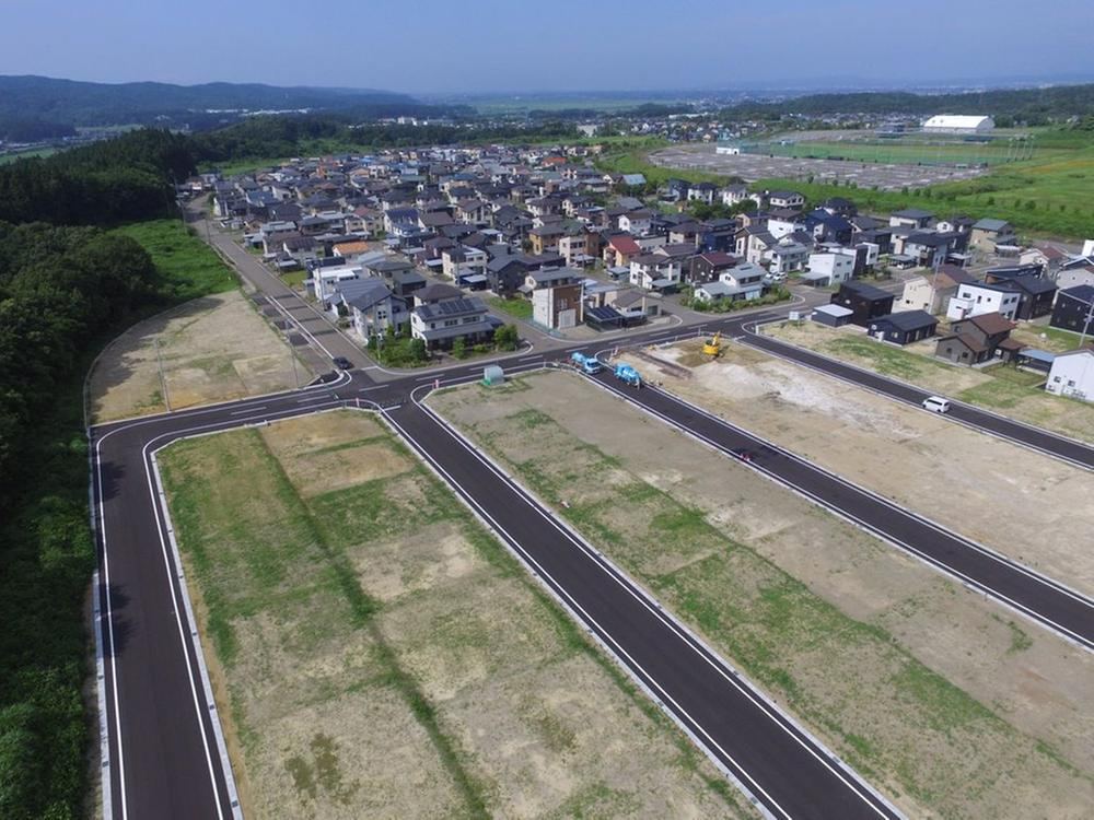 Spacious Land in a Quiet Residential Area - Photo 1