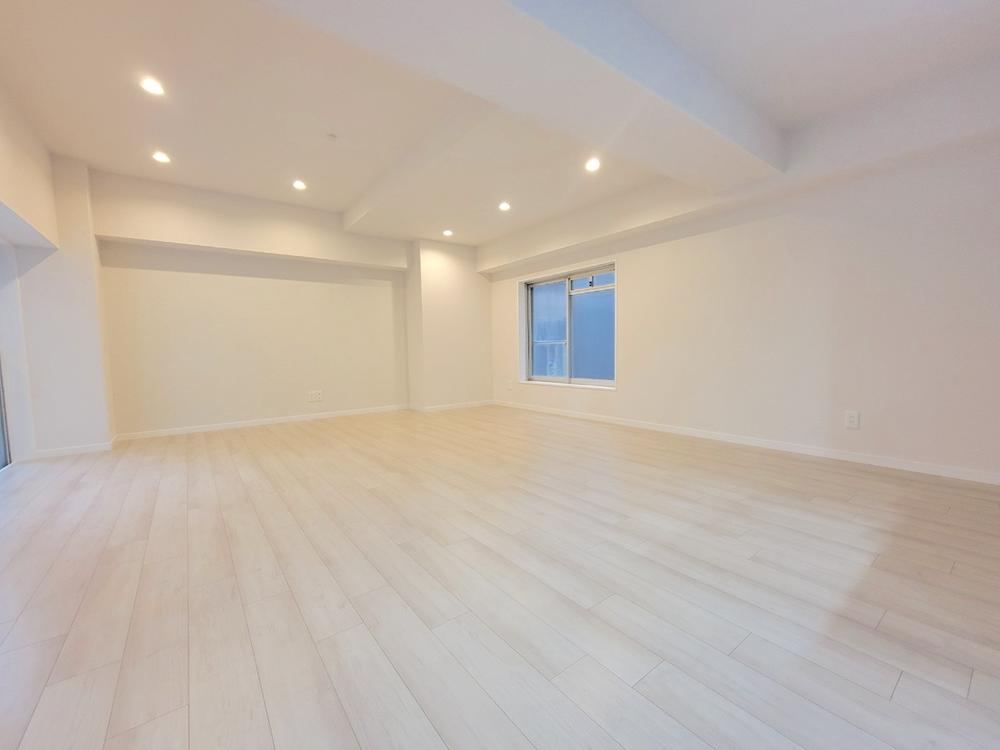 Immediate Viewing Available: Spacious Apartment with Parking Rights in Yokohama - Photo 1