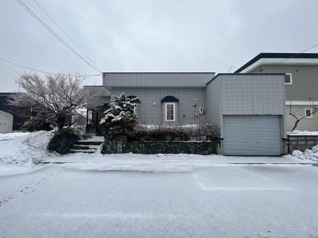 Charming 3LDK Detached House in Hanakawa Kita - Photo 1