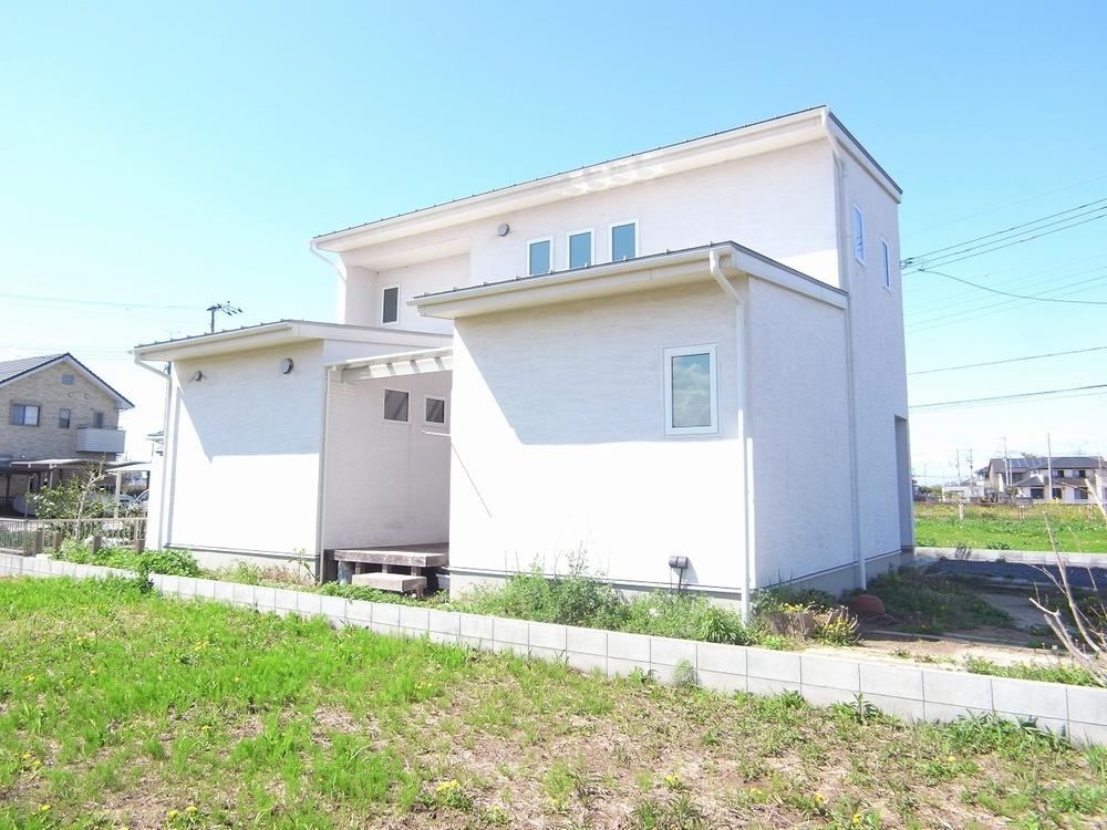 Eco-Friendly 4LDK Home with Battery Storage in Kazo - Photo 1