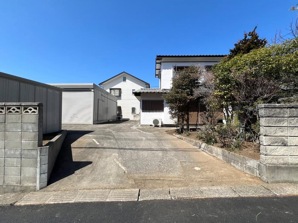 Spacious 2LDK House with Large Land in Higashi-Ota - Photo 1