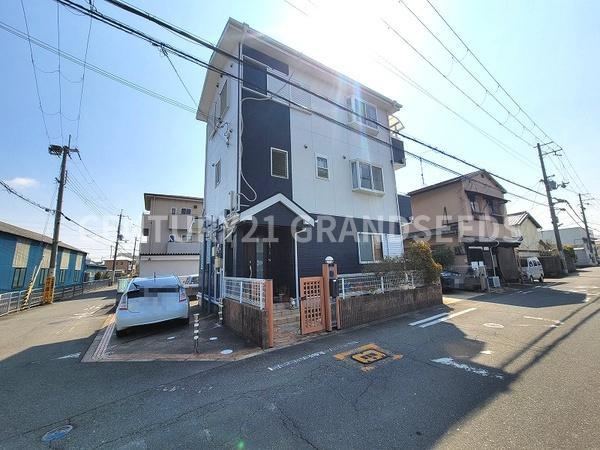 Eco-Friendly 5LDK House with Solar Panels in Takatsuki - Photo 1