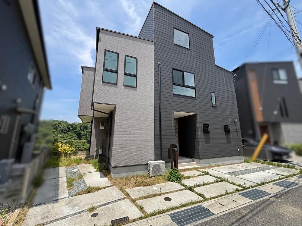 Modern 5LDK House with Solar Power System - Photo 1