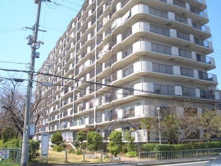 2LDK apartment in Kadoma, Osaka - Photo 1