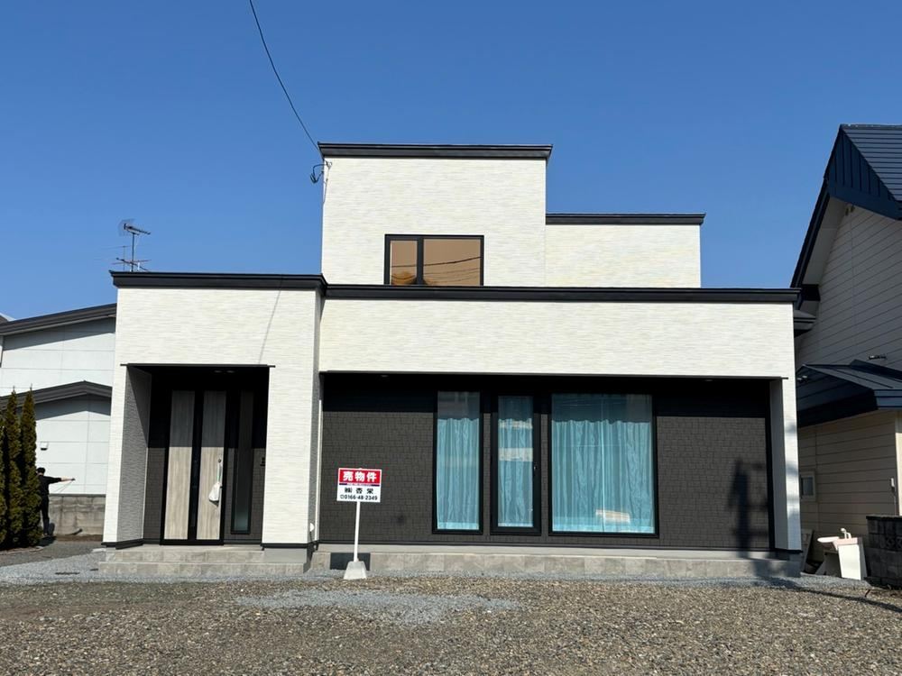 Fully Renovated 4LDK Home in Kamikui 7-jo - Photo 1