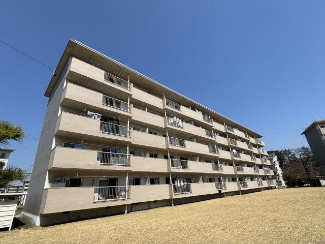 2LDK apartment in Mihama Ward, Chiba - Photo 1