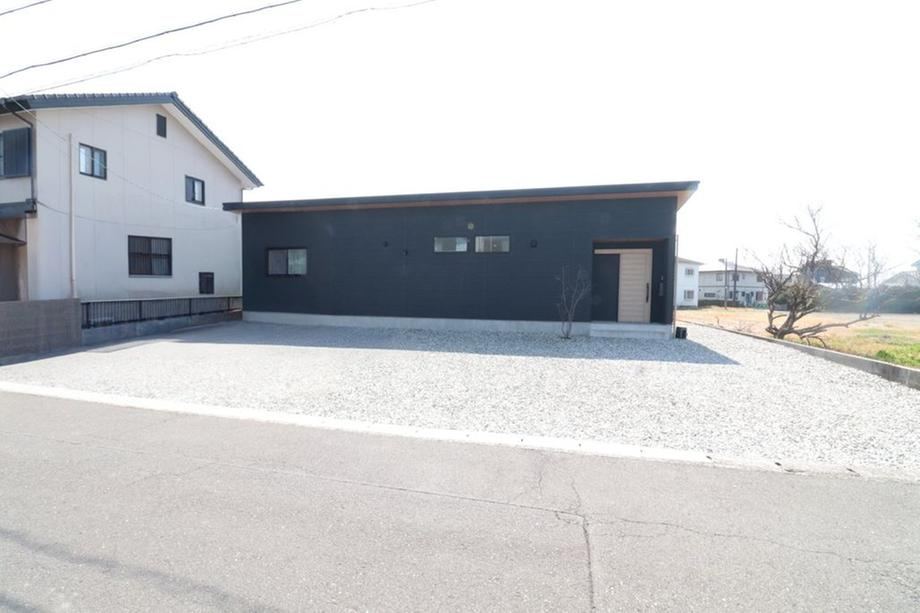 Charming 2LDK Bungalow on Spacious Lot in Hamamatsu - Photo 1