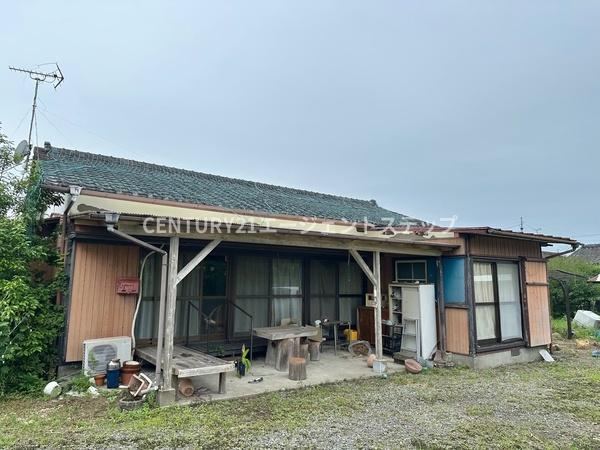 4DK House with Expansive Land in Kitakanabe - Photo 1