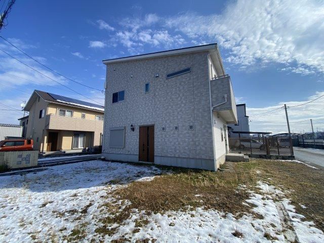 Modern 2LDK+S Home on Corner Lot in Hikone - Photo 1