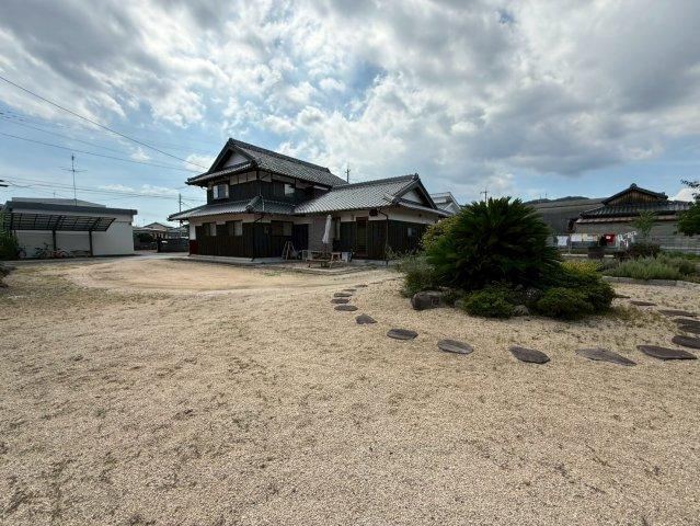 Renovated 7LDK House with Two Buildings in Nagofune - Photo 1