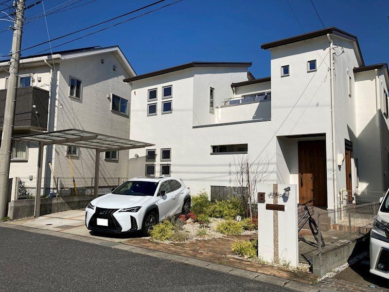 Custom Home with Courtyard and Loft in Sakura - Photo 1