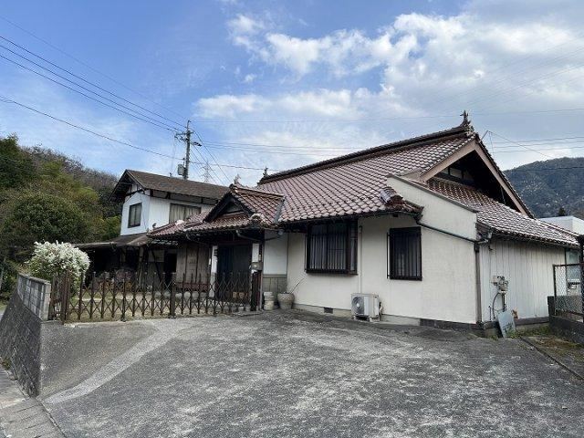 Historic 5DK House with Multi-Purpose Potential in Miyauchi - Photo 1