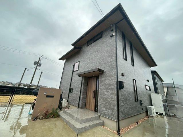 Stylish Low-Carbon Home with Solar Panels - Photo 1