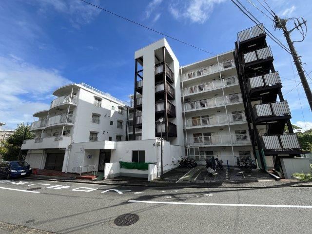Renovated 2LDK Apartment with Distant Ocean View - Photo 1
