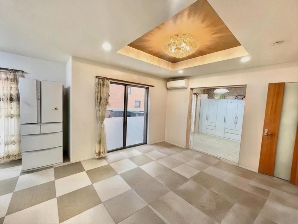 Spacious 4LDK Home with Two-Car Garage - Photo 1