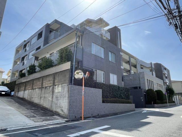 Bright 3LDK Apartment with L-shaped Balcony - Photo 1