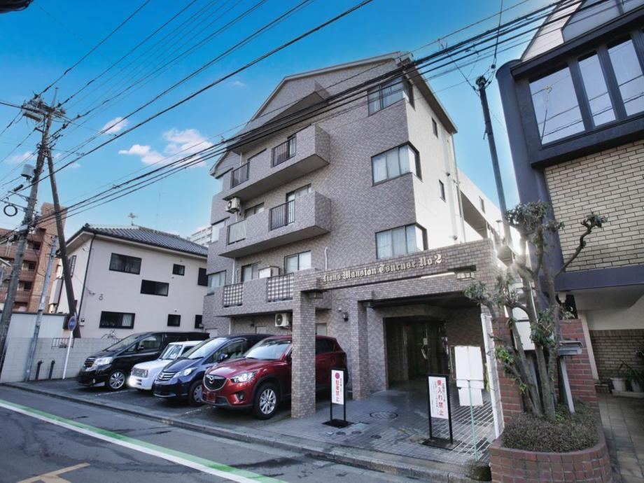 Bright 3LDK Corner Apartment Near Tsuruse Station - Photo 1