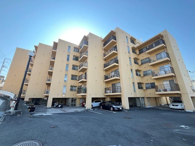 Top Floor 3LDK Apartment with Renovations - Photo 1