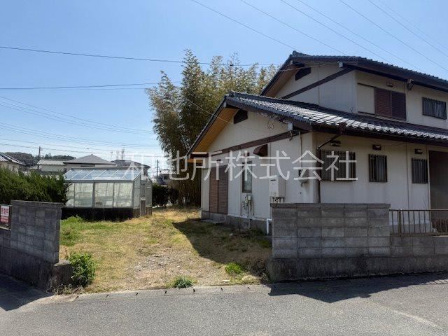 Spacious 3LDK Home with Potential Parking Expansion - Photo 1