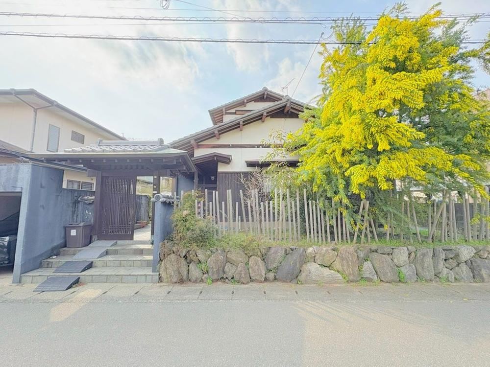 Renovated 3LDK Home with Expansive Deck in Fukuoka - Photo 1