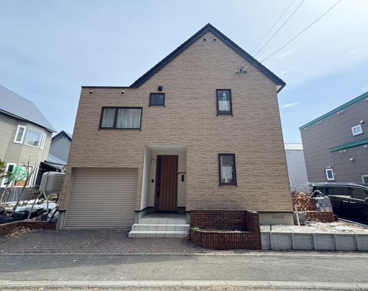 Spacious 4LDK Home with Garden and Full Renovation in Sapporo - Photo 1