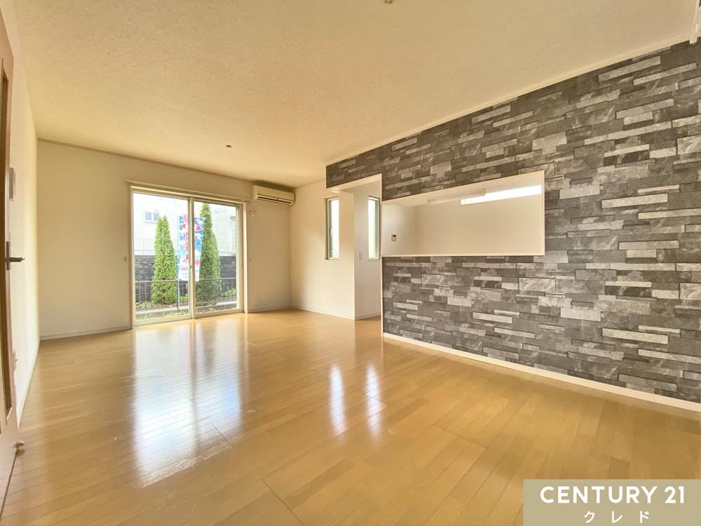 Renovated 4LDK House with Great Sunlight - Photo 1