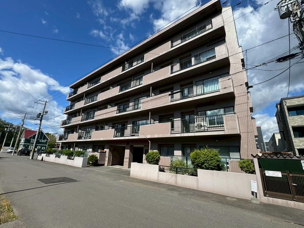 4LDK apartment in Chitose, Hokkaido - Photo 1