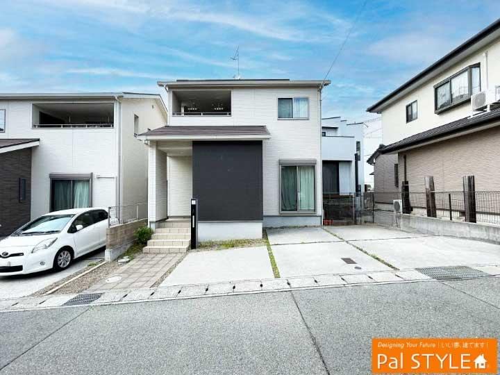 Modern 4LDK Home in Akashi with Great Amenities - Photo 1