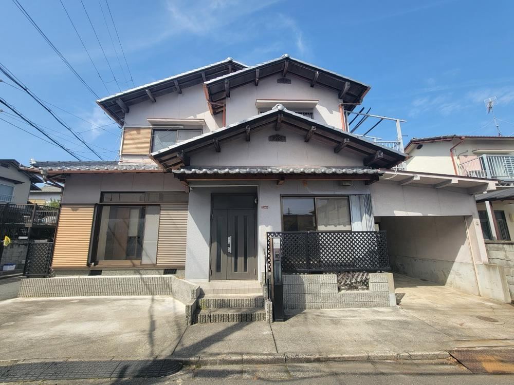 Spacious 6DK House with Parking in Hirakata City - Photo 1