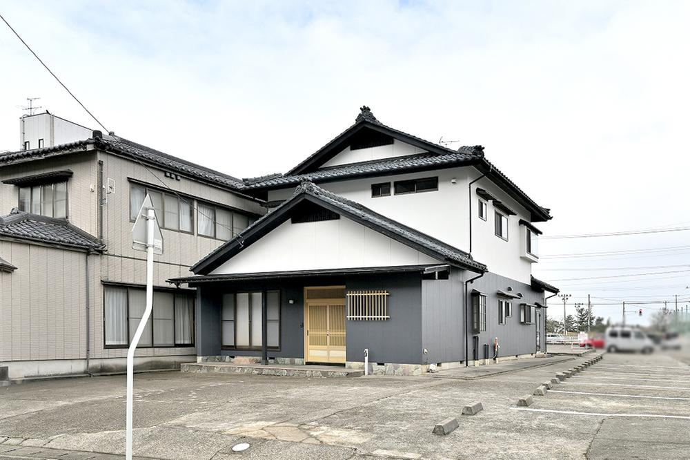 Spacious 6DK Home with Scenic Views - Photo 1