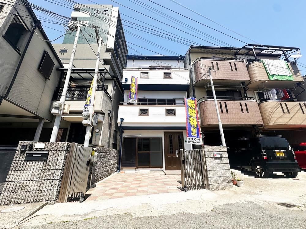 Renovated 4LDK House Near Juso Station in Osaka - Photo 1