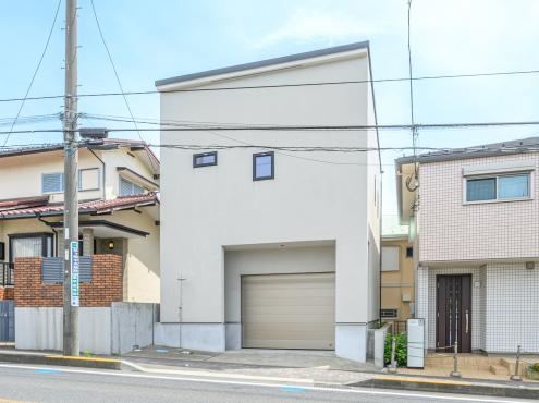 Unique Garage House with Coastal Charm in Chigasaki - Photo 1