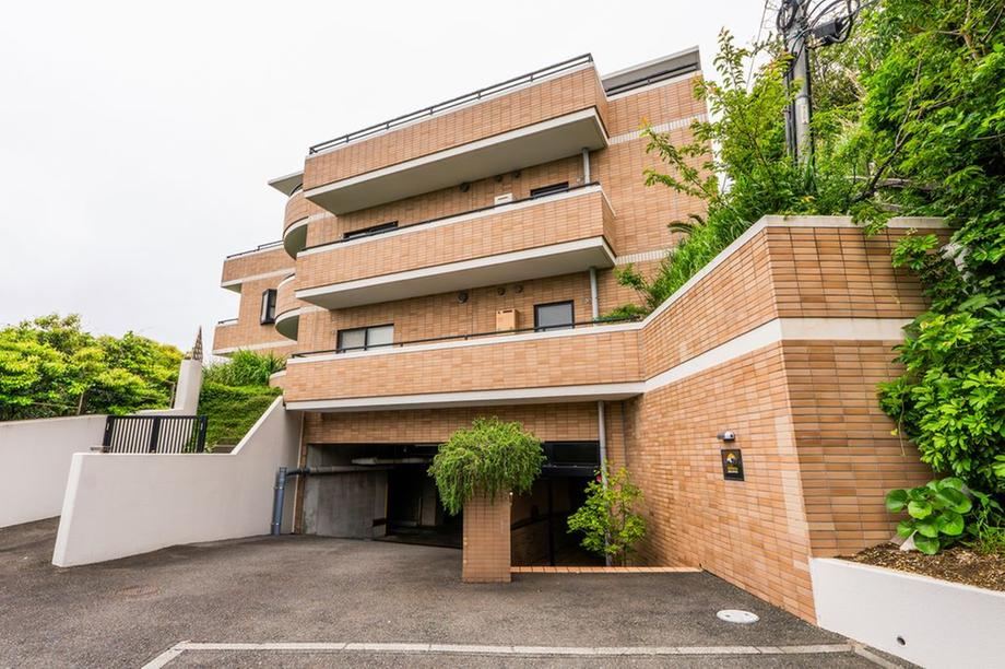 Spacious 2LDK Apartment Surrounded by Nature in Zushi - Photo 1