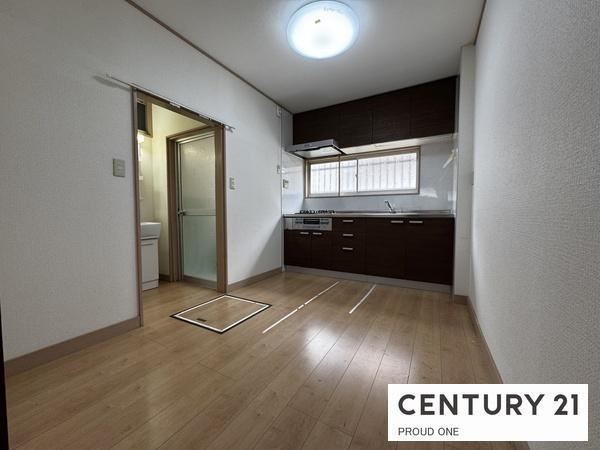 2DK House with Renovations in Nonaka, Osaka - Photo 1