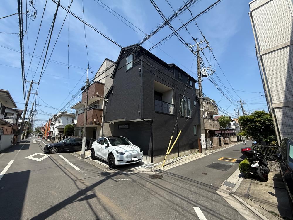 Custom Home in Quiet Denenchofu Neighborhood - Photo 1