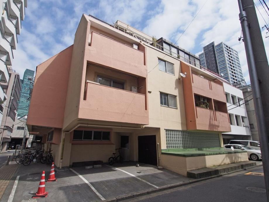 2LDK apartment in Minato Ward, Tokyo - Photo 1